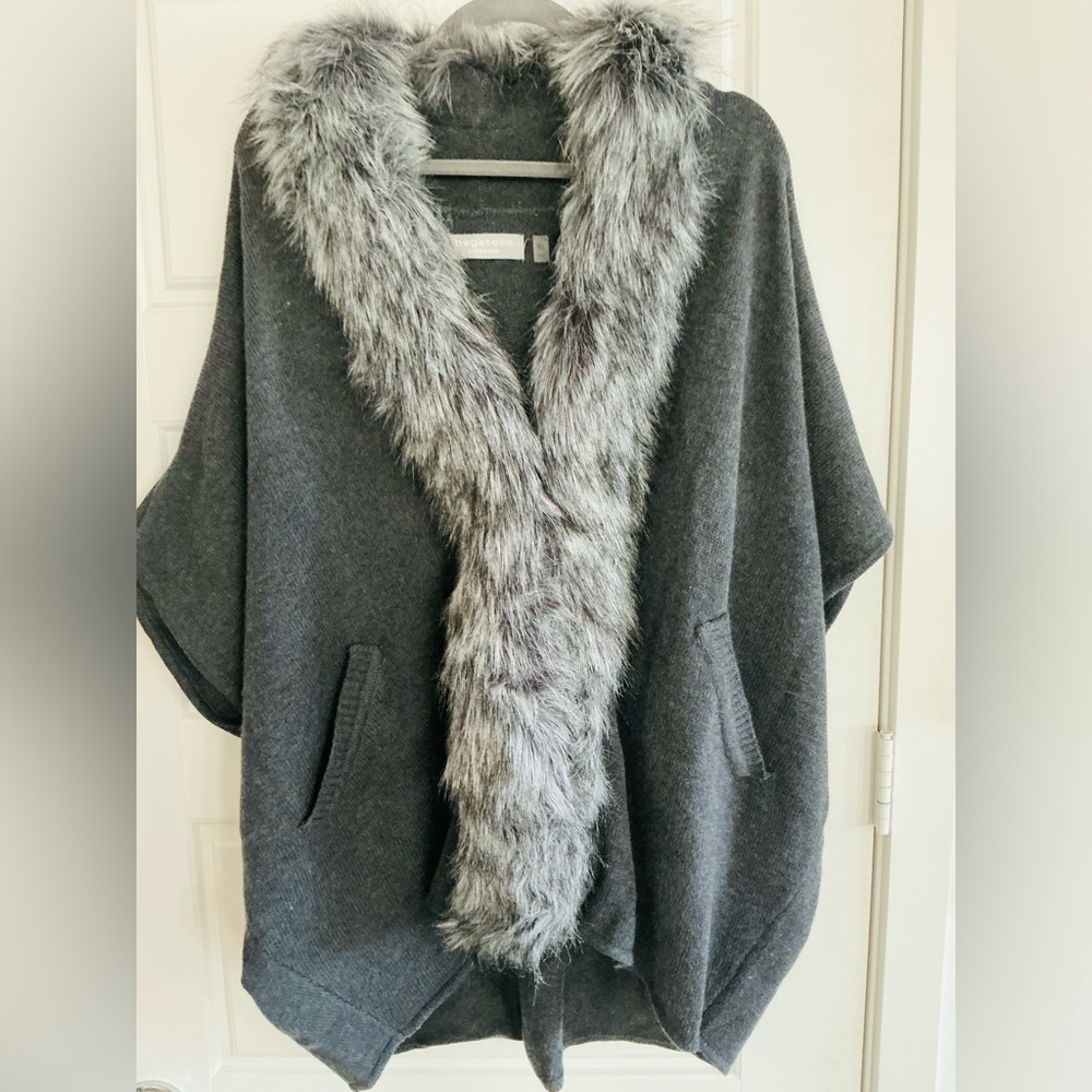Bagatelle Woman's XL Gray Wool Blend Faux Fur Collar With Pockets Poncho NWT - Picture 3 of 3